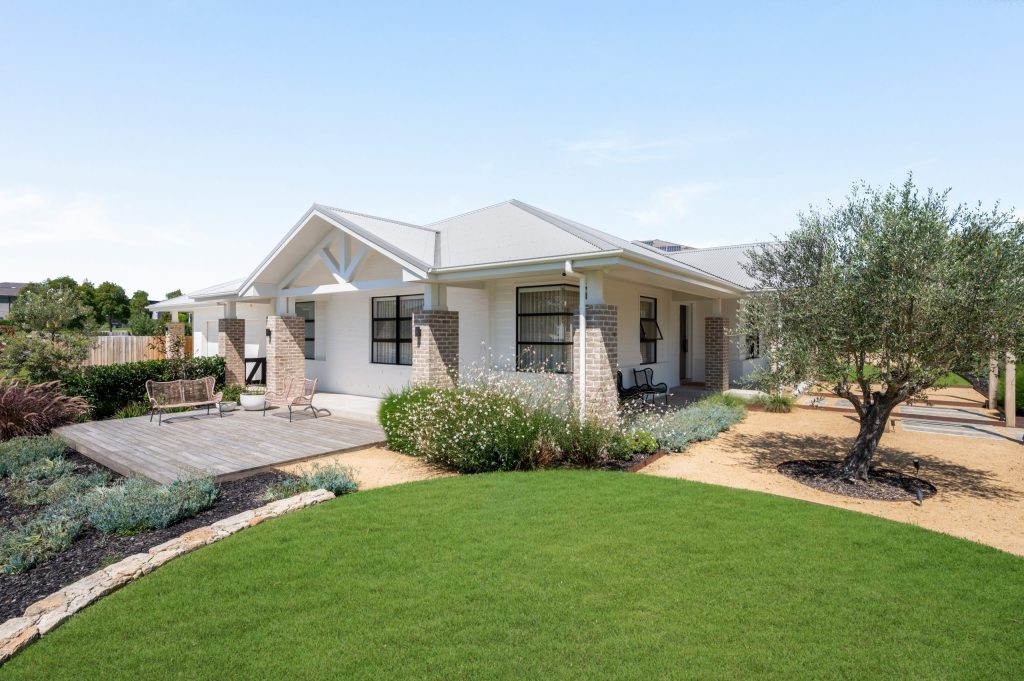 Checklist of eight key questions to ask a new home builder about budget, land, warranty, and aftercare.